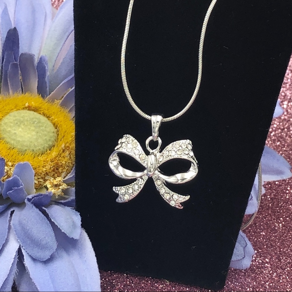 🌼 Rhinestone Bow Silver Mini Necklace